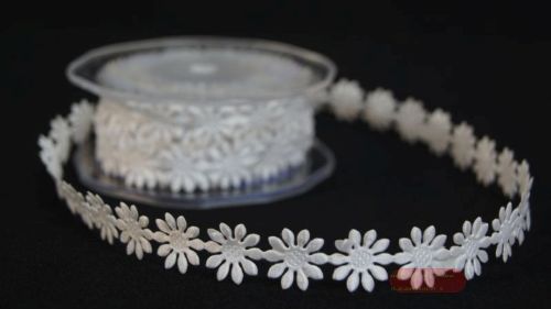Bild von Band 10m/ 15mm, Blümchen 600x klebend, weiss