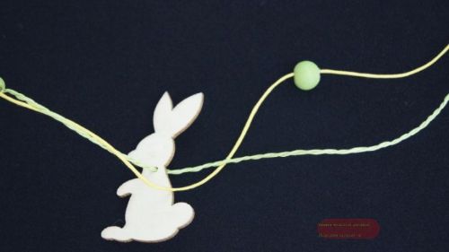 Bild von Girlande 5m/ 30mm, Holzhase & -Perlen, gelb